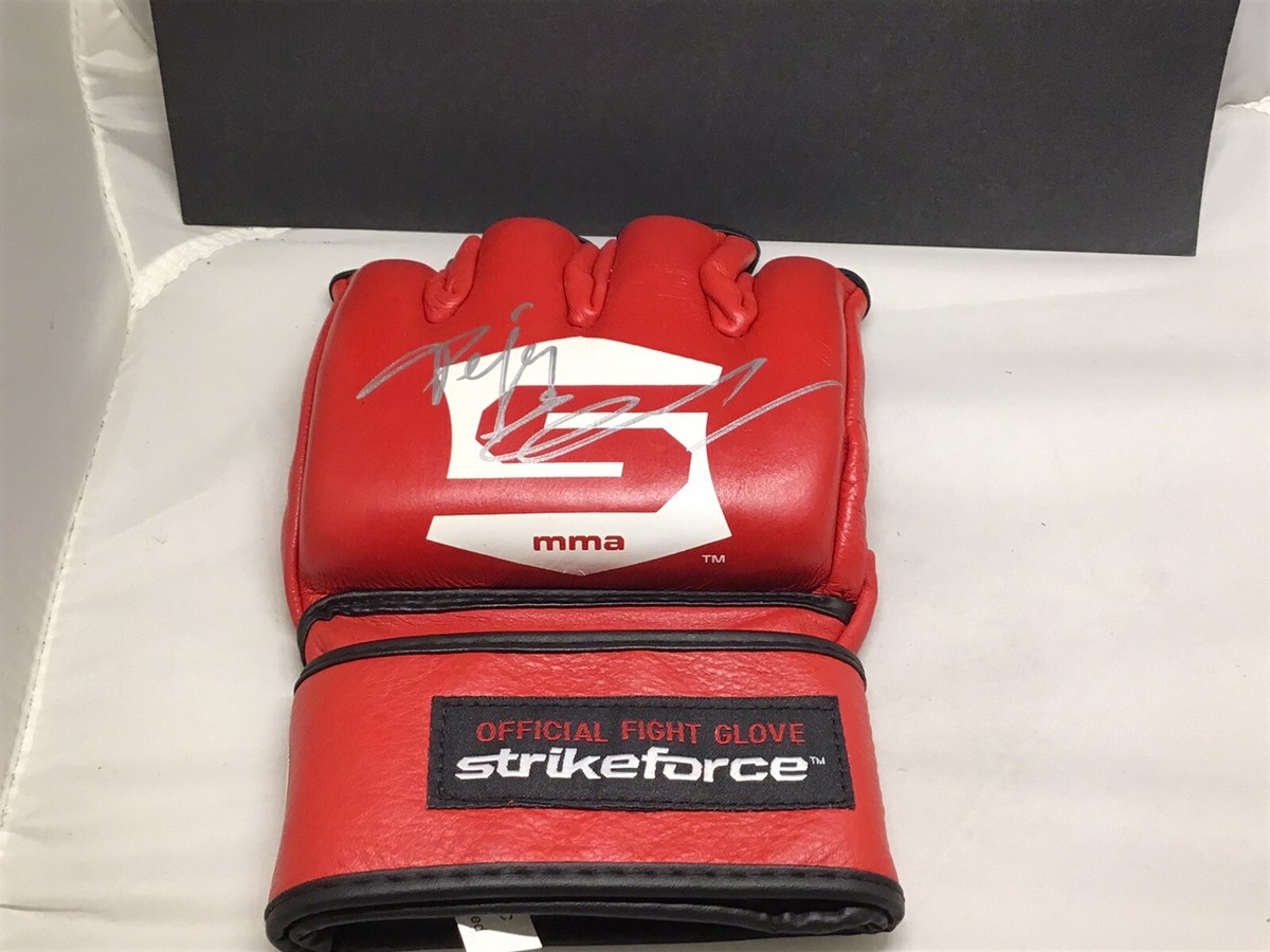 Fedor Emelianenko Signed Strikeforce Official Fight Glove Auto PSA 