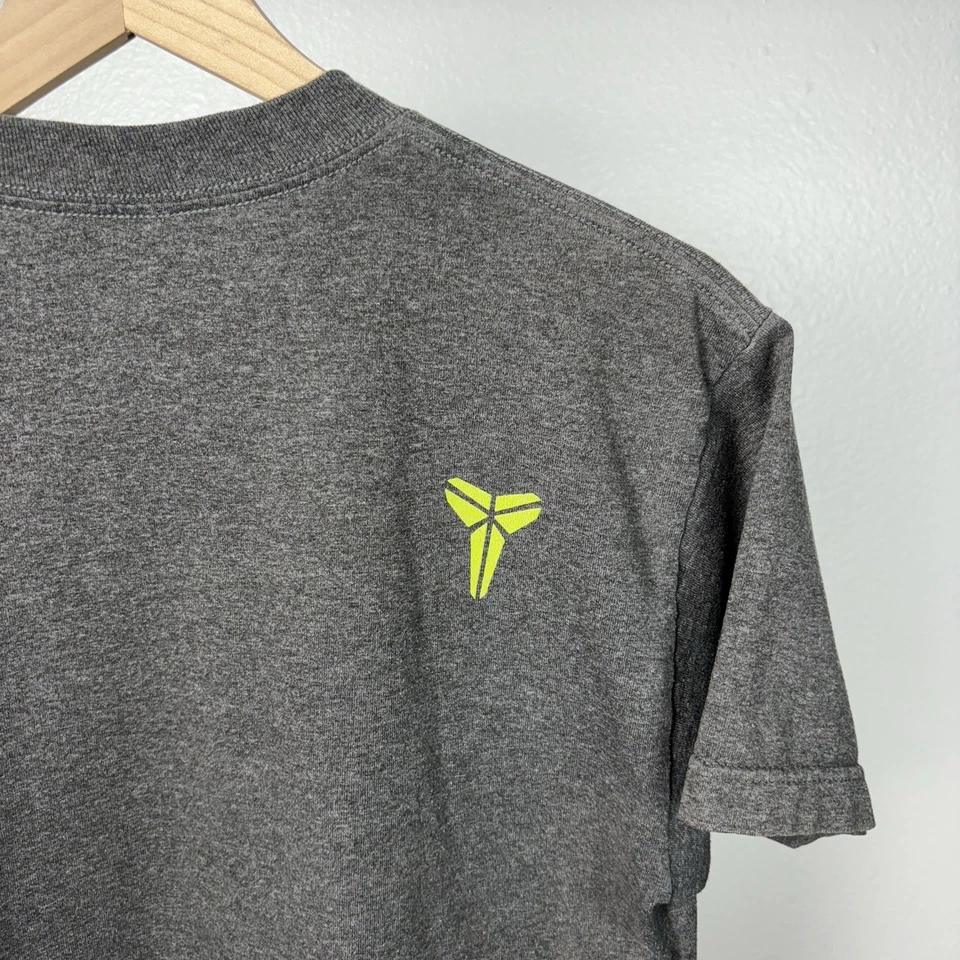 Nike Kobe Bryant LA Los Angeles Lakers Puppet Retirement T Shirt 24 Gray Medium - Image 4 of 4