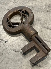 Georgian rustic iron padlock openwork fancy biting key 080124eE@