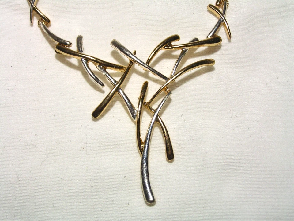 ...VIENNOIS...Collar llamativo diseño abstracto tono dorado, tono plata... Foto 3 de 4