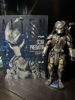 Hot Toys MMS 190 AVP Scar Predator 2.0