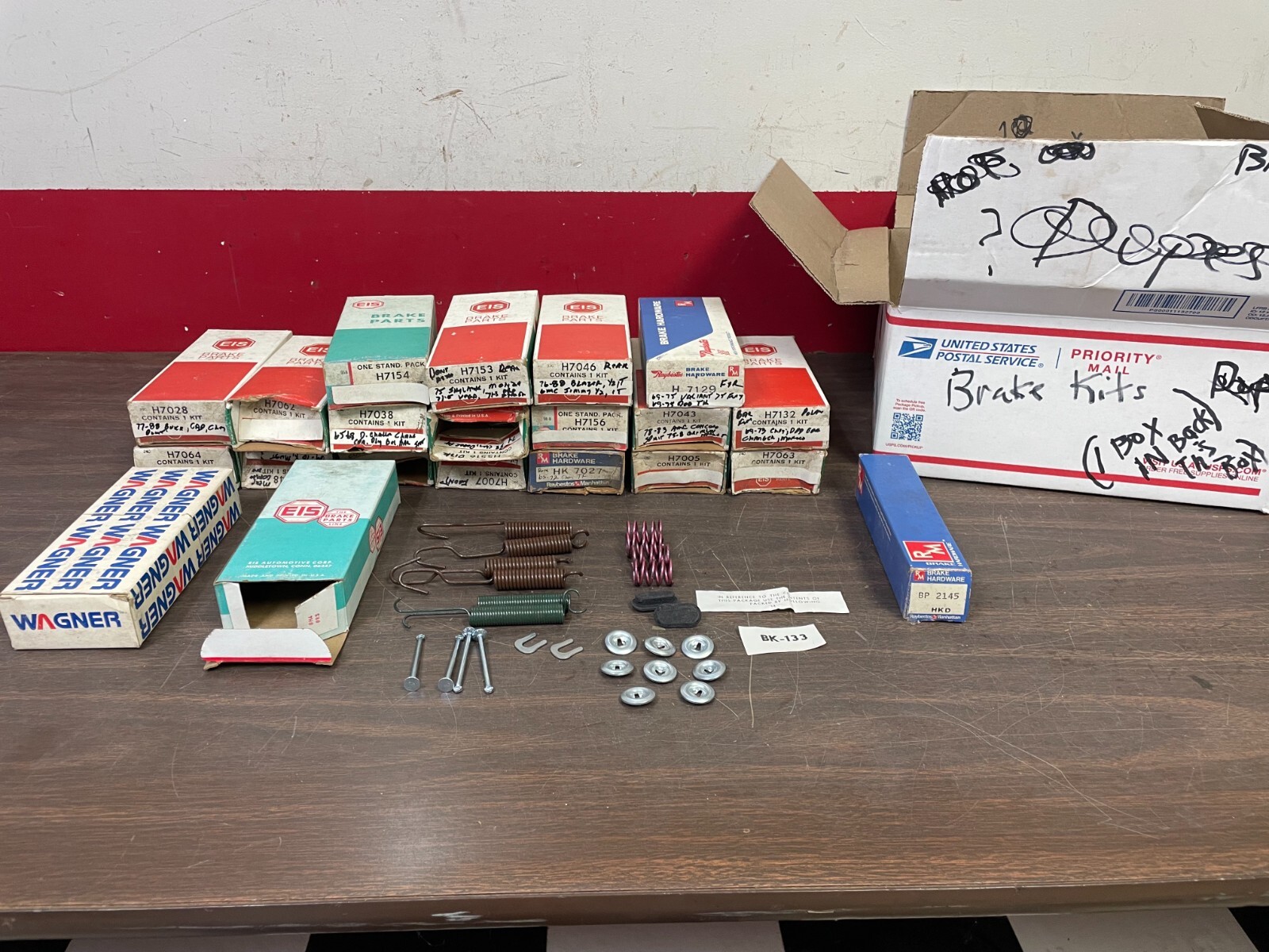 HUGE LOT OF VINTAGE 1960'S 1970'S GM FORD MOPAR BRAKE SPRINGS PARTS 1124