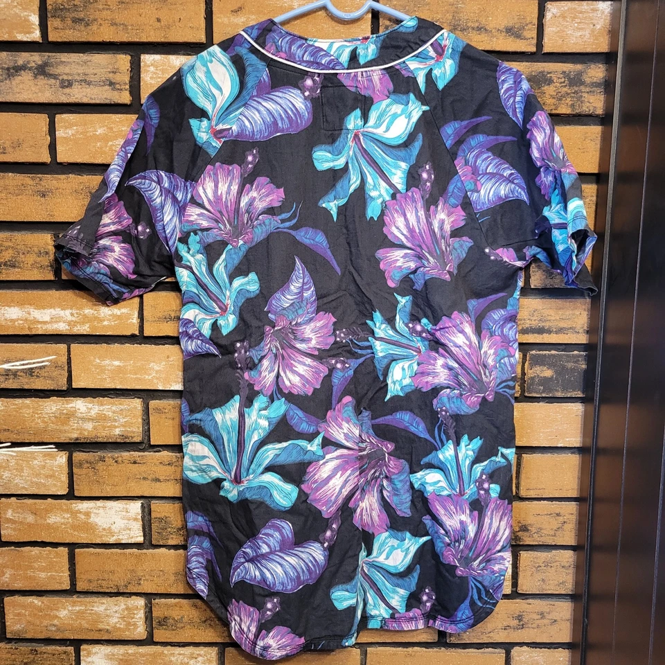 Camiseta deportiva de béisbol tropical hawaiana ON THE BYAS talla grande flores moradas y azules Foto 4 de 4