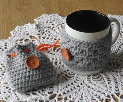 Trendiges Häkelgeschenk: TASSENDECKEL / TASSE + KOPFHÖRERTASCHE (Grau)