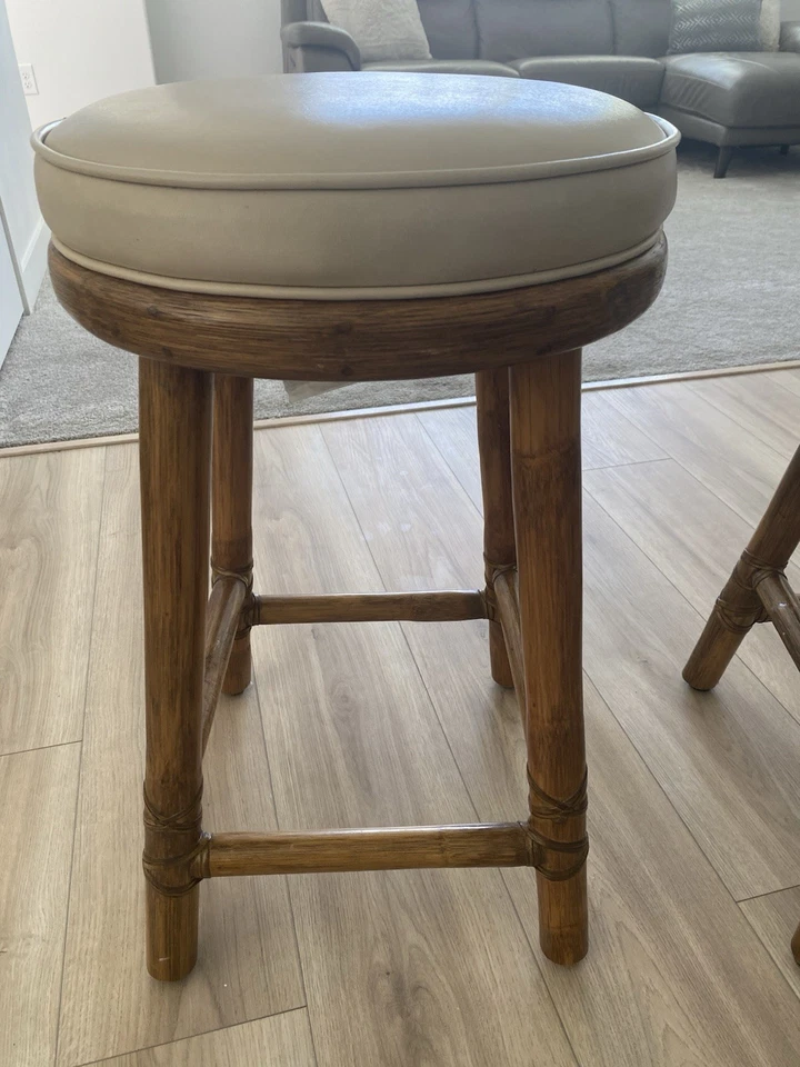 Taburetes de bar de madera originales McGuire con asientos acolchados, juego de 2 Foto 2 de 4