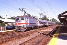 Tren de pasajeros SEPTA AEM-7 2308 en estación catenaria PA 35 mm extensión (746)