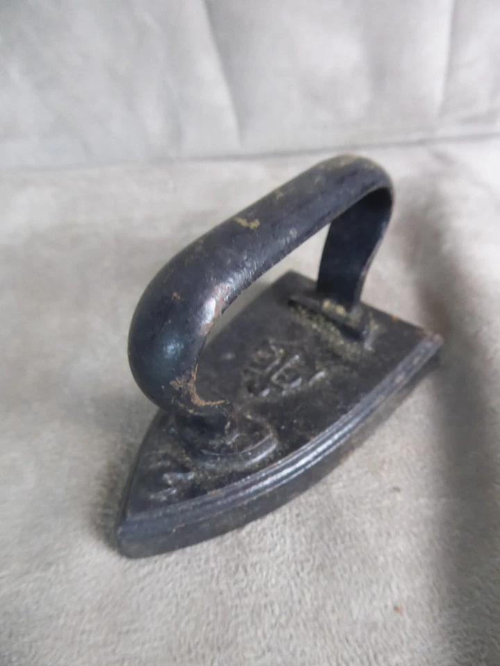PETIT FER A REPASSER de col, ancien. - Photo 4/4