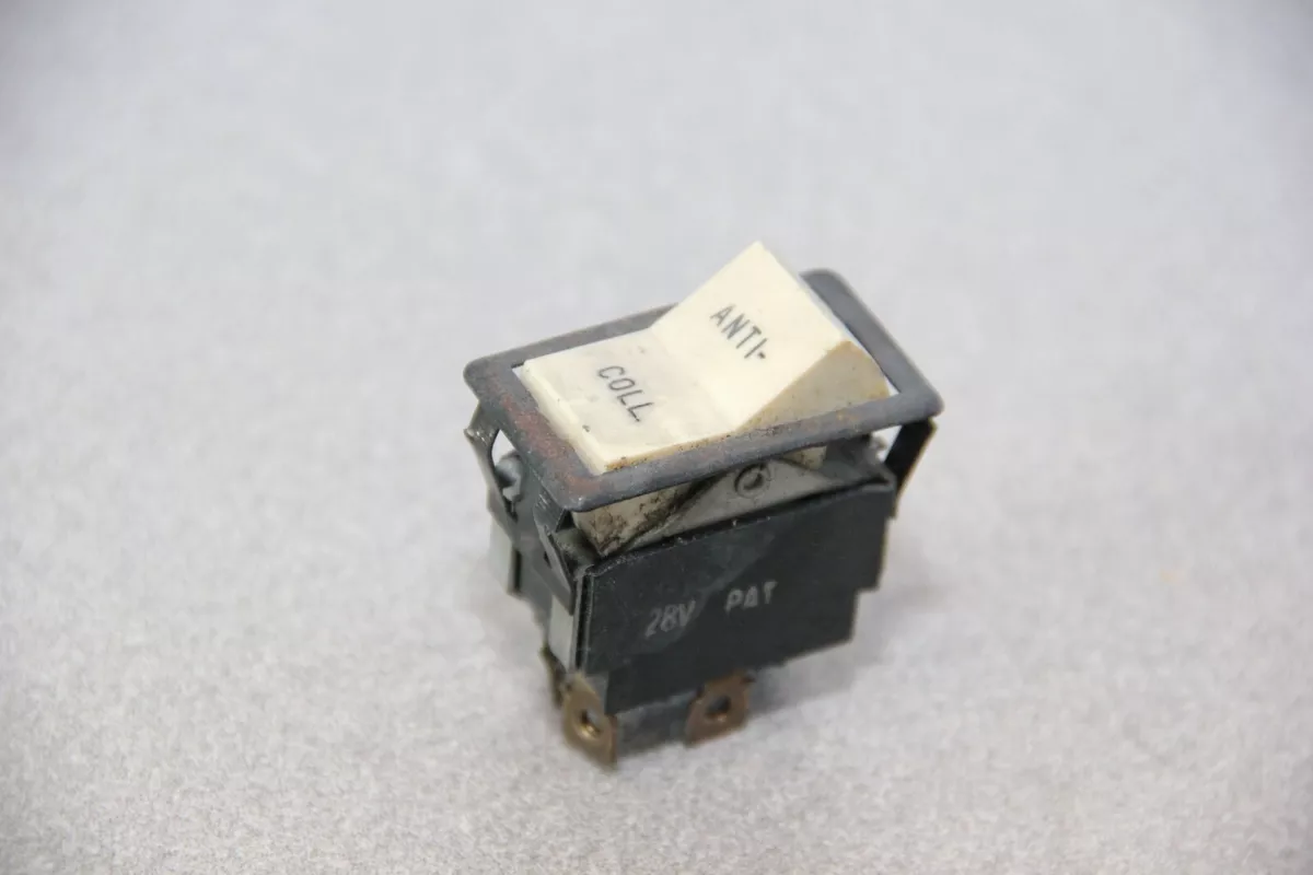 Piper PA 23 28 Volt Anti Collision Light Switch P N 33318 08 eBay