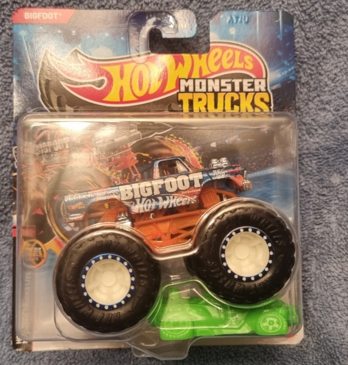 HOT WHEELS MONSTER TRUCKS LIVE  1/64  BIGFOOT NEW ON CARD