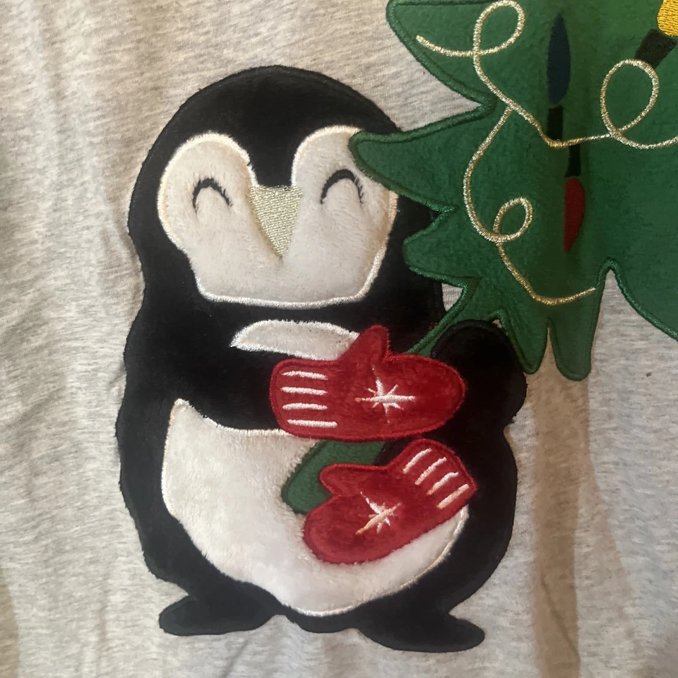 Holiday Time 男女通用上衣 L 圣诞 Chillin Together 企鹅和树长袖 — 第 3/4 张图片