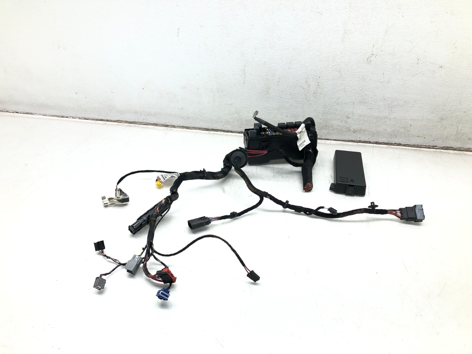 2017-2024 MASERATI LEVANTE S 3.0L CABIN FUSE BOX W/ WIRE HARNESS OEM #CUT
