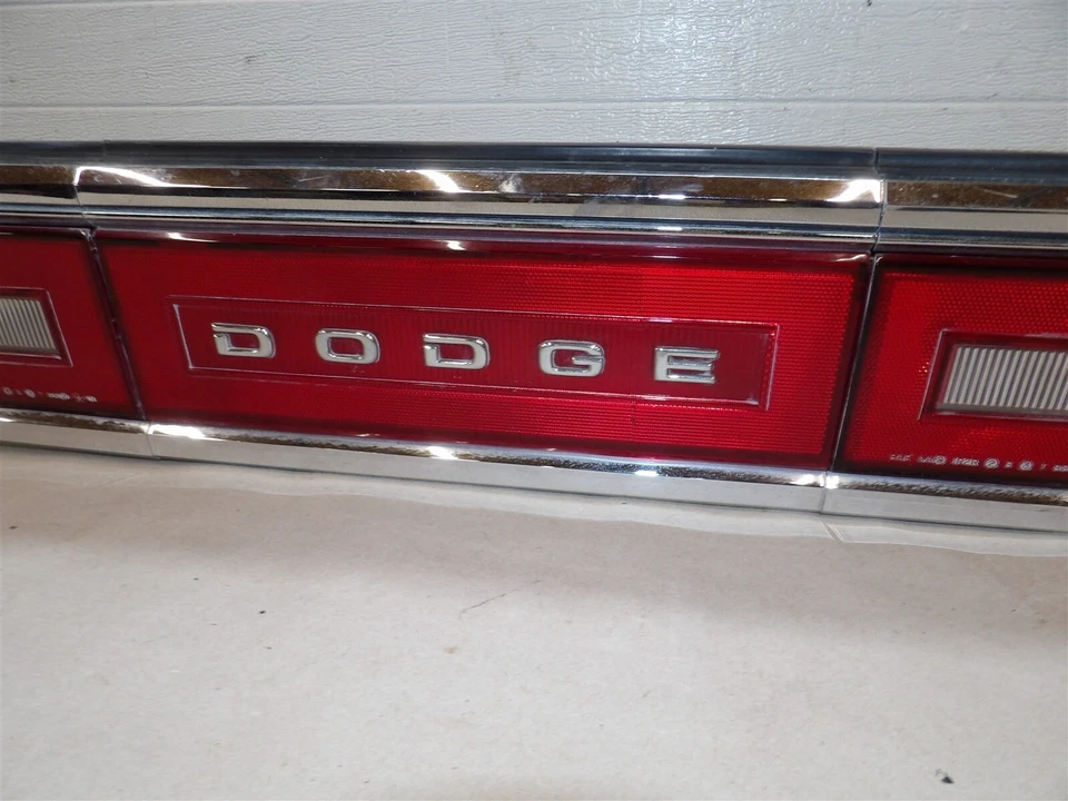 JUEGO DE 3 PIEZAS MONTAJE PANEL TRASERO LUZ TRASERA DODGE DINASTY 88-1993 CON PANEL CENTRAL Foto 4 de 4