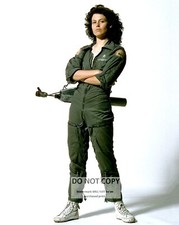 SIGOURNEY WEAVER IN "ALIEN" - 8X10 PUBLICITY PHOTO (WW-017) SIGOURNEY WEAVER IN "ALIEN" - 8X10 PUBLICITY PHOTO (WW-017)