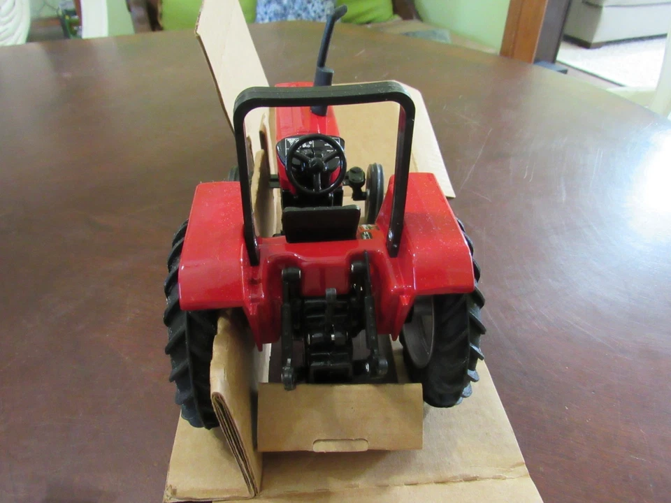 SCALE MODELS 1/16 SCALE 1995 ONTARIO SHOW CASEIH 695 UTILITY TRACTOR - NIB - Image 3 of 4