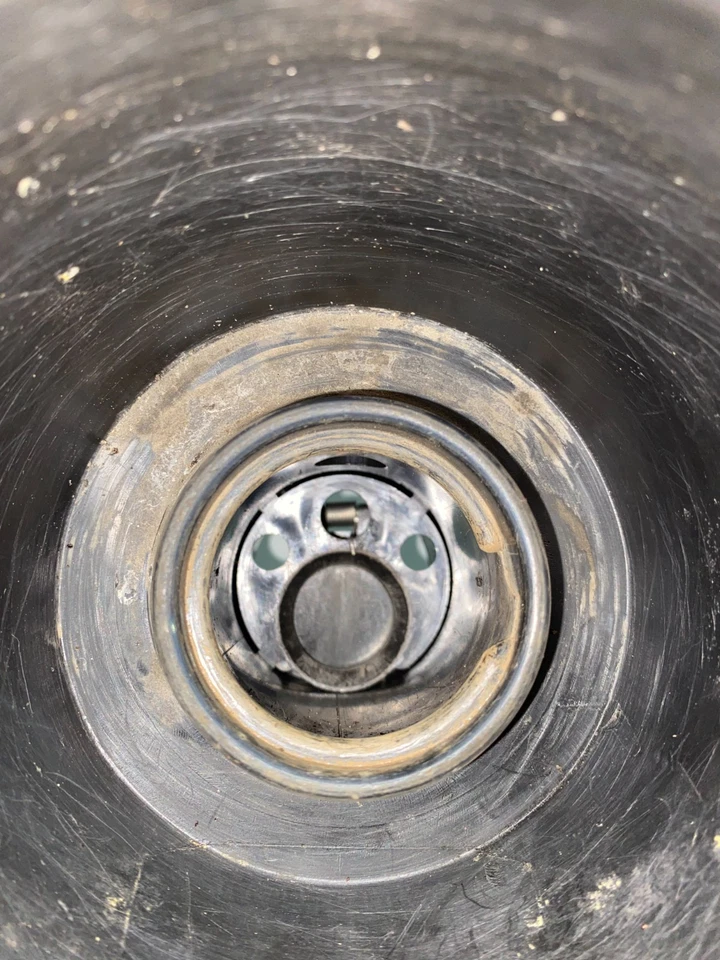 Conjunto de cuello de llenado de combustible Saab 900. Foto 3 de 4