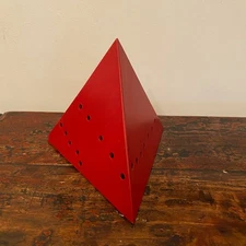 Lucio Fontana Red Metal Pyramid Sculpture – Contemporary Abstract Art Decor
