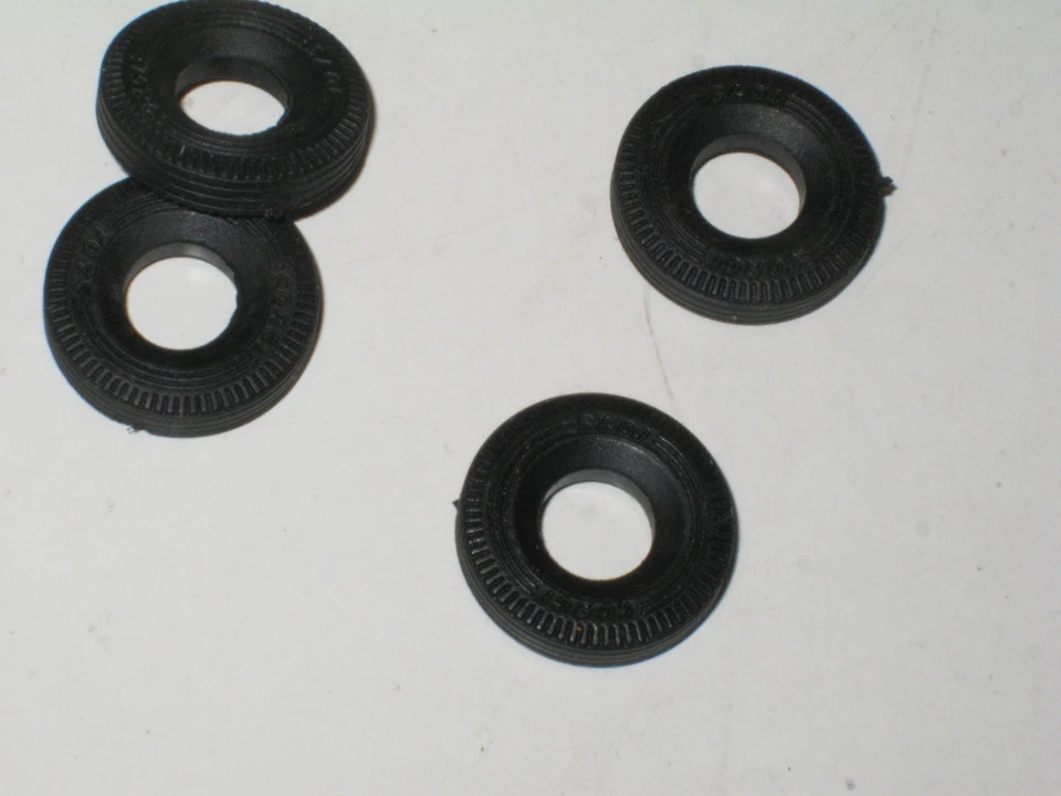 C29 Corgi, 4X Tires Edges-Bu Engraved " Corgi-Toys " (Truck, Land Rover 17/8 - Image 2 of 4