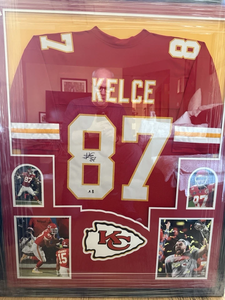 Camiseta Travis Kelce Autografiada y Enmarcada Roja Kansas City Certificada por Beckett Foto 3 de 3