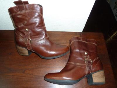 CLARKS Artisan Women 7M Brown Leather Ankle Boots Strap  display picture 2