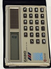 Calcolatrice elettronica vintage Casio modello SL-702C con custodia cella solare ad alta potenza 1H18