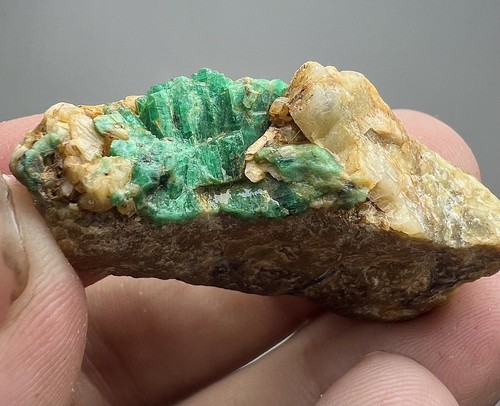 66 Karat, extrem selten! Smaragdkristall-Cluster auf Matrix @AFG - Bild 6 von 9