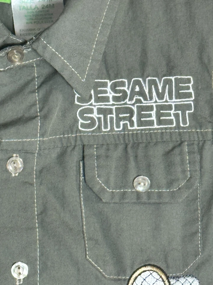 Camisa Sesame Street Elmo Loves Frogs Y2K Safari Caqui 24M Exterior Estilo Explorador Foto 3 de 4