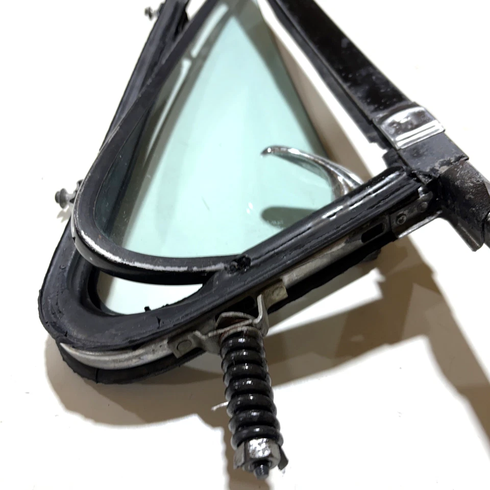 1973-1980 Chevrolet C/K vent glass (RH passenger-side) wing window (C10-K30) - Image 3 of 4