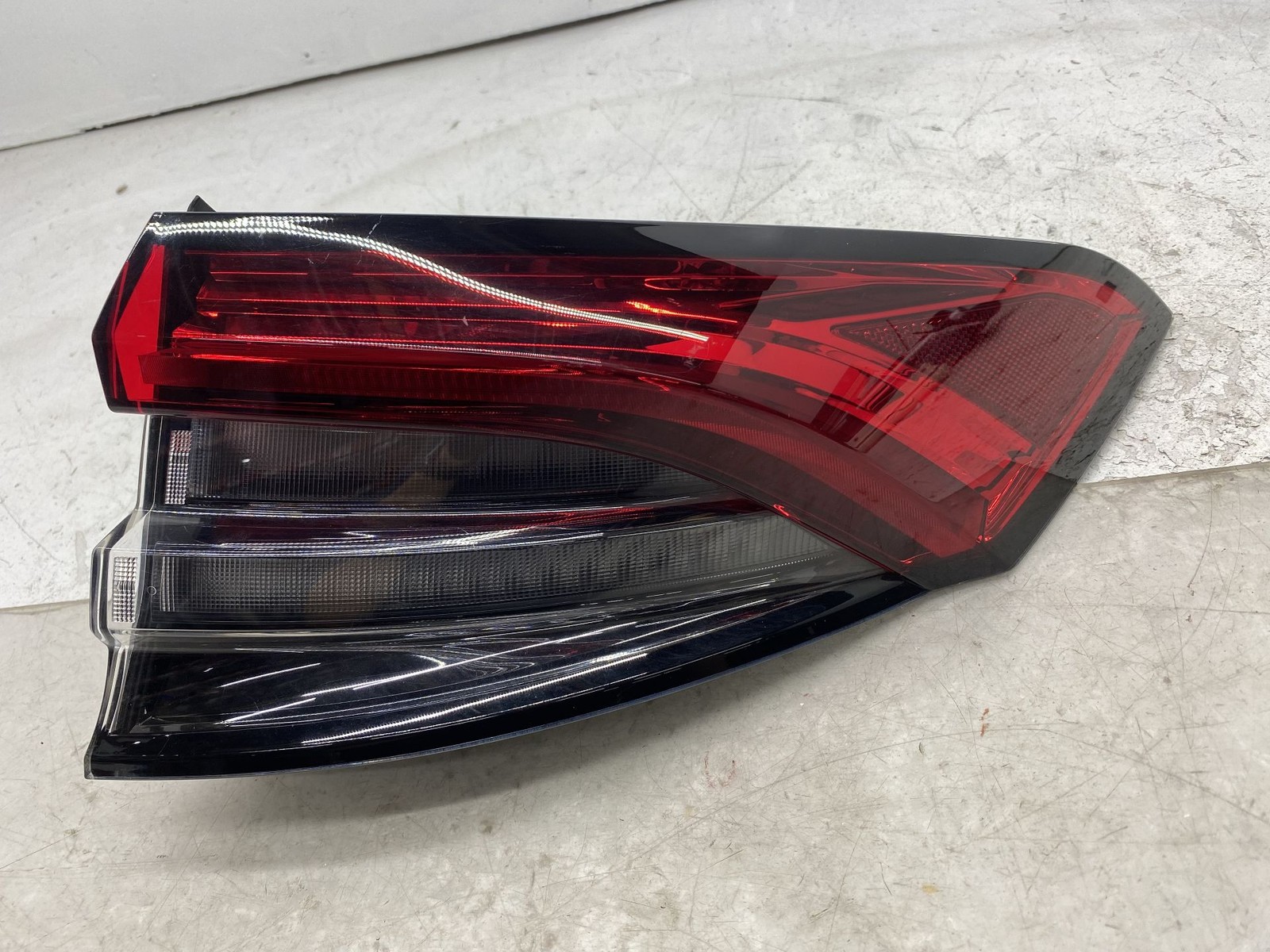2020-2024 MASERATI LEVANTE OEM RIGHT REAR TRUNK LID GATE TAIL LIGHT LAMP OUTTER