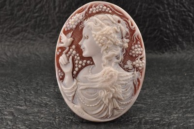 Vintage ovale Sardonyx Muschelkamee, geschnitzt ''Mädchen im Weinberg'' (78,ct).