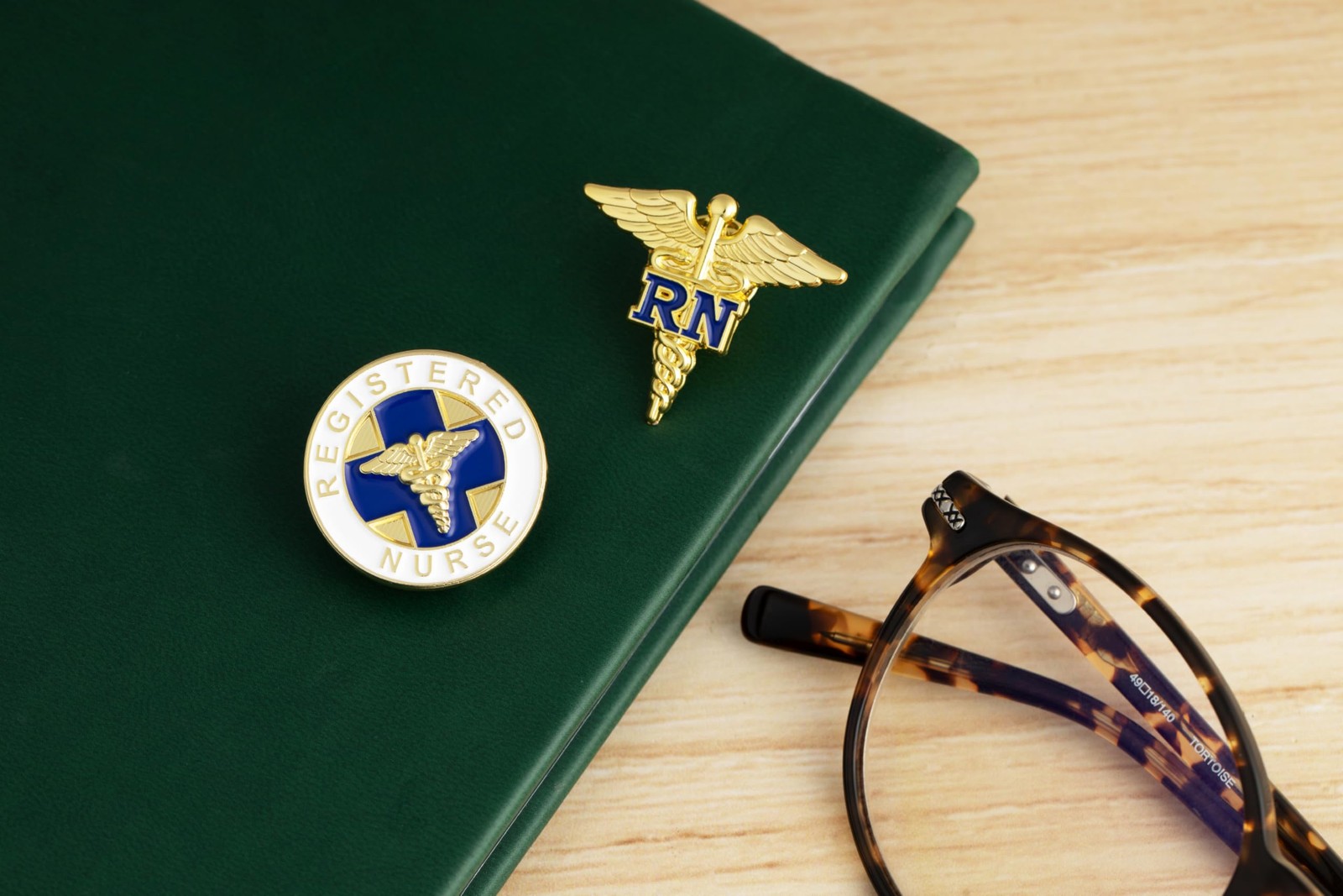 как выглядит Registered Nurse "RN" Lapel Pin Set фото