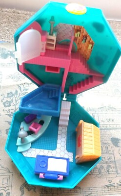 Polly Pocket World Pamperin Perfume Spa pool collectable blue plastic compact