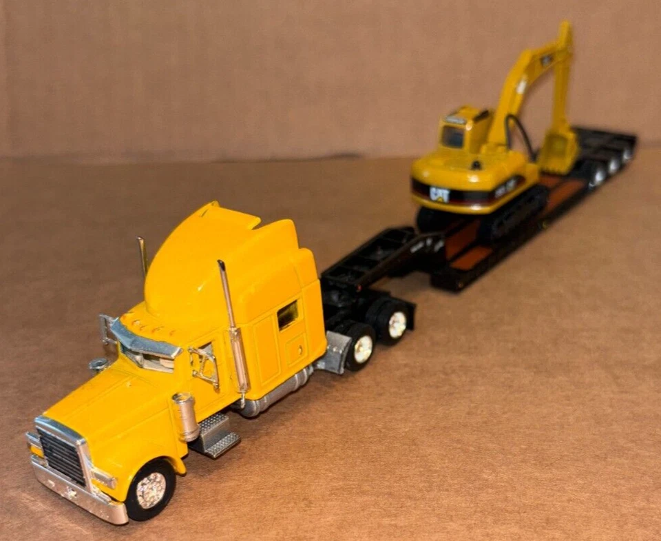 Norscot Toy, SEMI TRACTOR / TRAIL KING LOWBOY TRAILER WITH CAT EXCAVATOR (1/87) - Image 2 of 4
