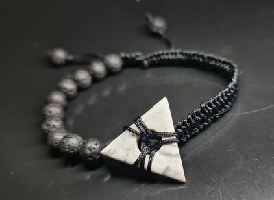Natürlicher Edelstein Lavastein mit Howlith Dreieck Wickered Armband