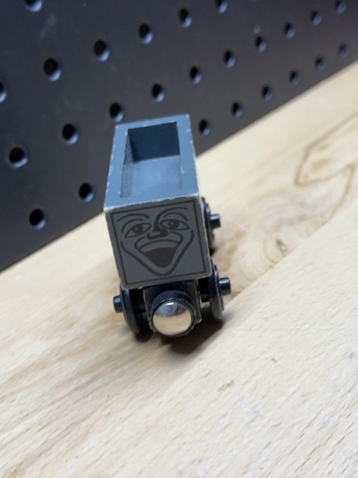 Thomas & Friends Tren de Madera Motor Gris Camión Problemático Foto 2 de 3