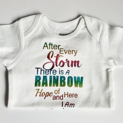 After Every Storm Regenbogen Baby Body | Holografischer Neugeborener 0-12 Monate