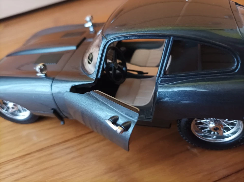MODELLINO AUTO JAGUAR "E" 1961 - 1:18 - EDICOLA - Immagine 2 di 4