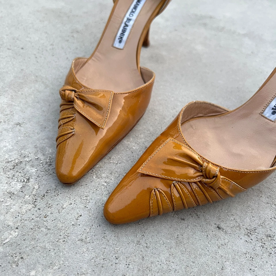 Manolo Blahnik | Detalle de nudo de charol puntera puntiaguda bronceado desnudo D'Orsay (34,5) Foto 3 de 4