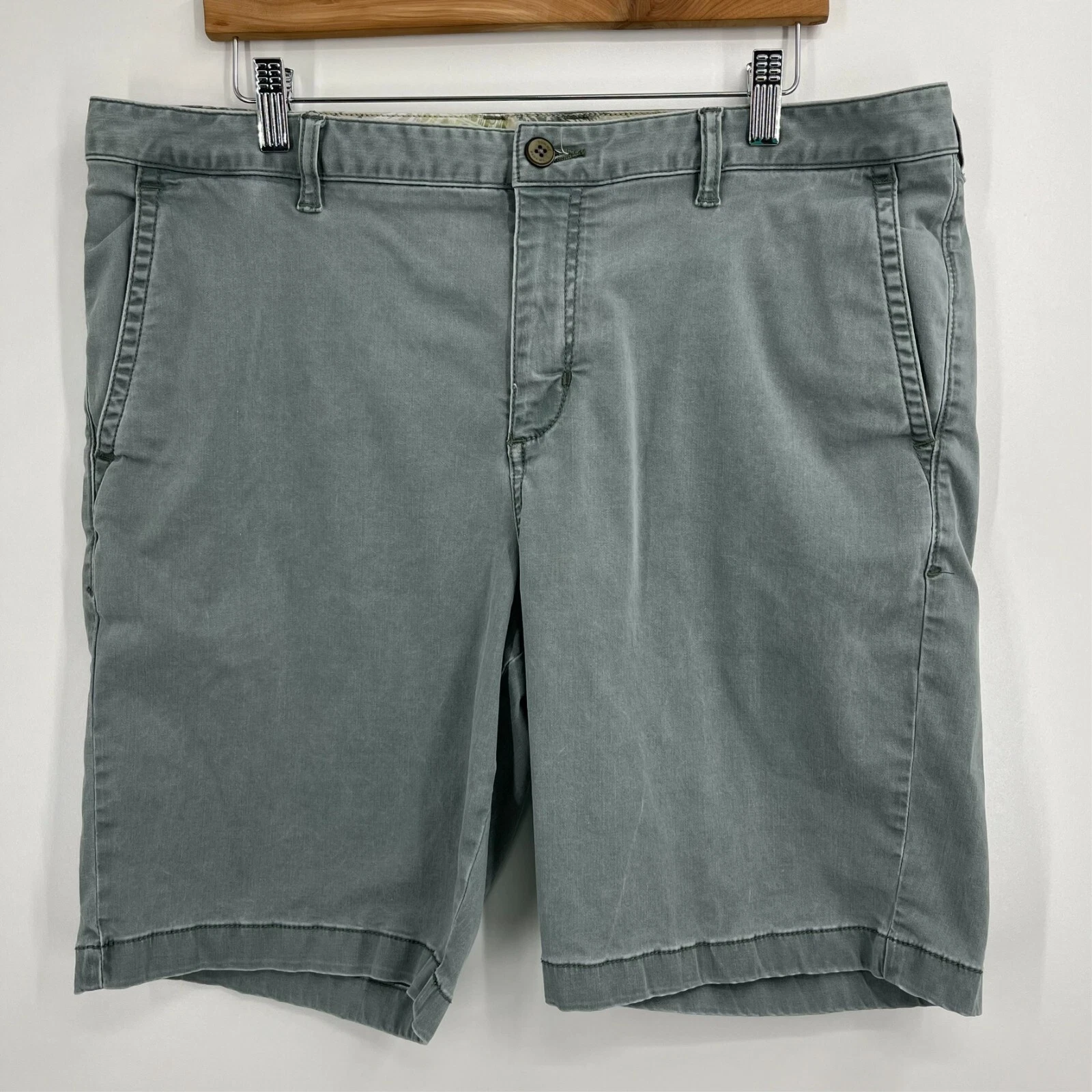 Tommy Bahama Chino Shorts Men's 36 Gray Green Flat Front Pockets Logo Relax