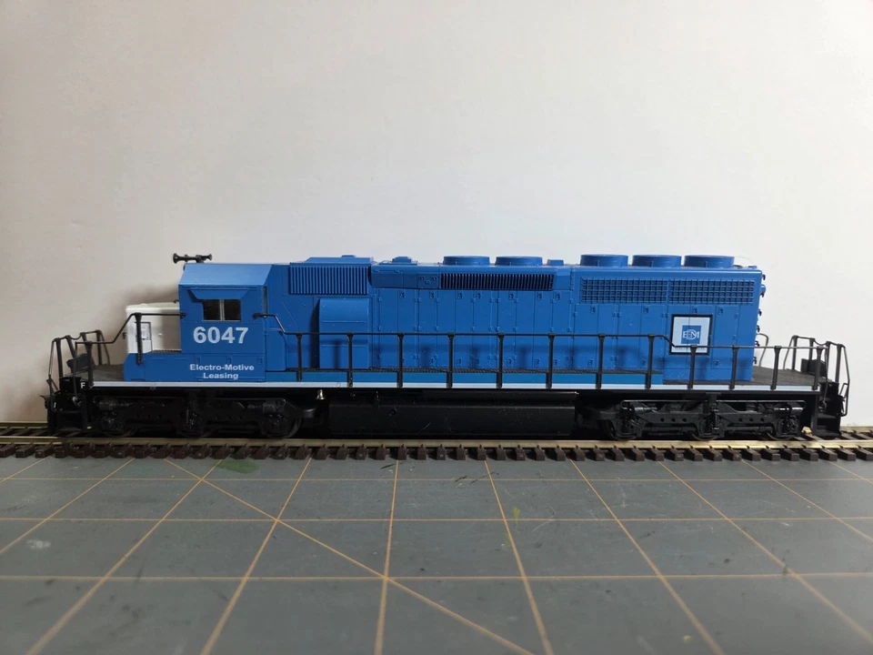 KATO HO Scale - EMD Leasing SD40-2 #6047 - 37-2707 - Image 2 of 4