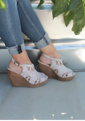 Very volatile women s Sloan wedge size 7