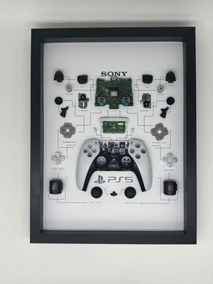 PlayStation 5 Controller - Zerlegt – Technik Kunstwerk – Gerahmte Wanddeko - Bild 1 von 4