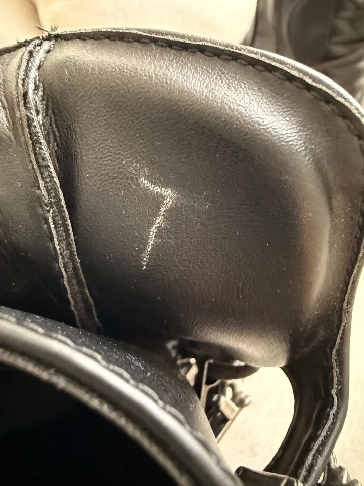 Botines Muerto 1026 Hueso Tacón Alto Plataforma Calavera Hebilla Motociclista Negros Foto 2 de 4