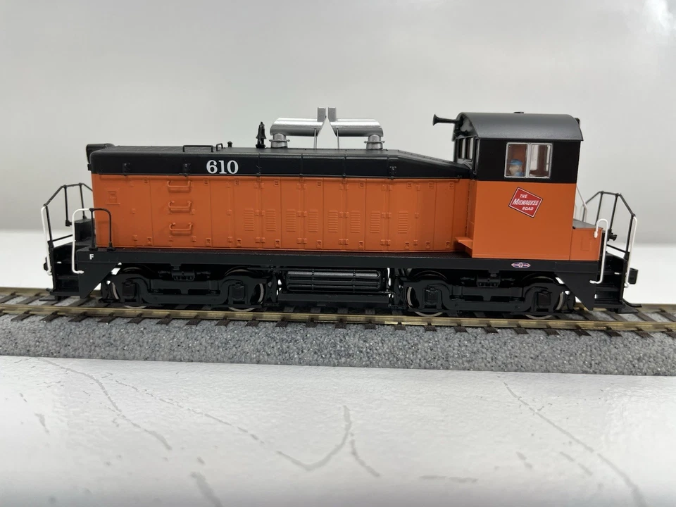 Walthers Proto 2000 HO Milwaukee Road MILW #610 SW1200 DC DCC Ready - Image 4 of 4