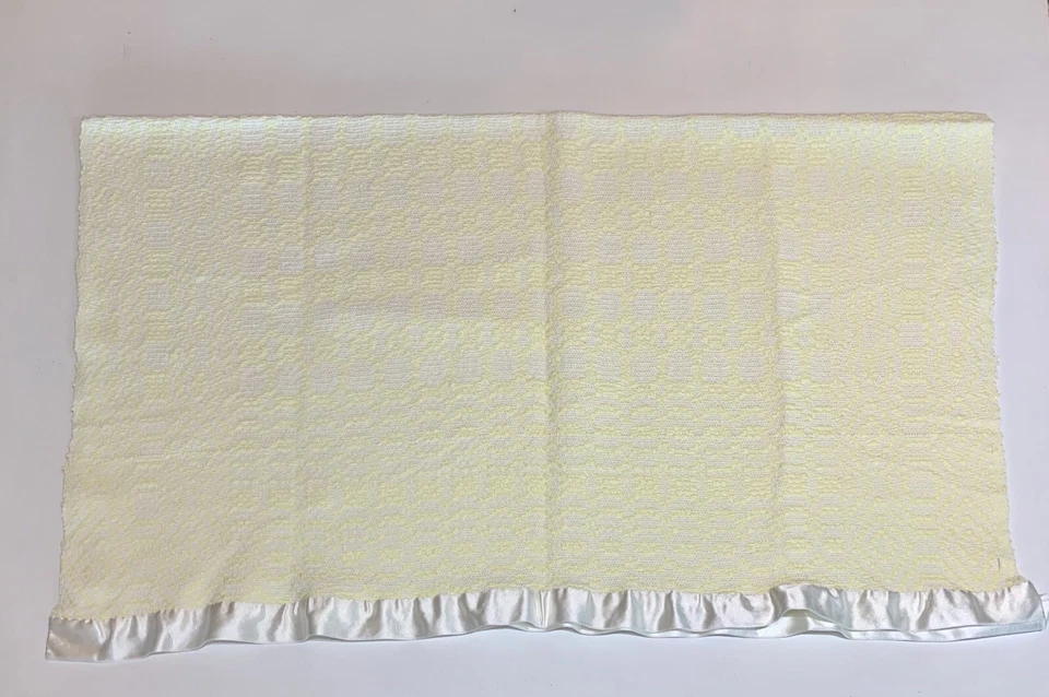 Vintage Woven Retro Baby Blanket Yellow White Satin Trim  - Image 4 of 4