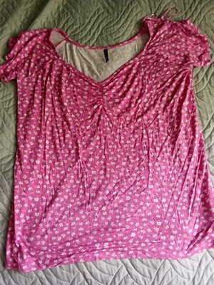 Verspieltes Sommershirt rosa mit Blumen