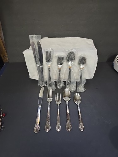 Debbie Mumm SAKURA Stainless Flatware SNOWMAN Christmas 20 Piece Set NEW
