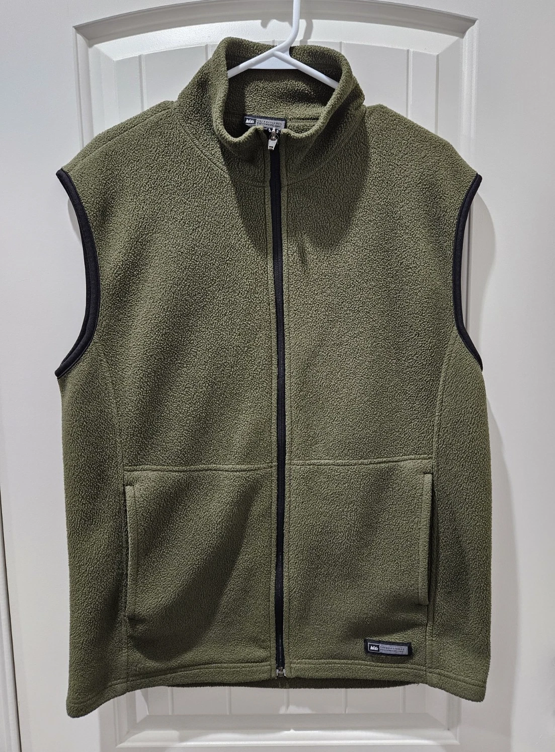 REI Vest Mens Large (L) Olive Green Full Zip Outdoor Casual Fleece + Pockets
Opens in a new window o