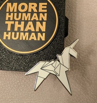 Origami Einhorn Emaille Pin - Blade Runner inspiriert Geschenk in Vitrine