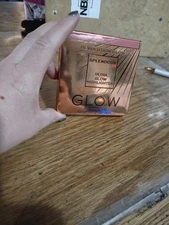 HB1- Revolution Glow Splendour Ultra Glow Highlighter Lit from Within LUMINOUS