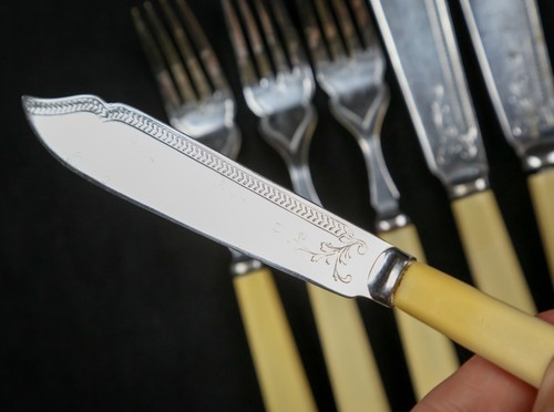 [Set of 6 – 3 FishForks & 3 Fish Knives] Antique “Chrome Plate” Ivorine Handled - Picture 4 of 9